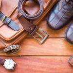 چگونه با اکسسوری‌های چرمی (کمربند، دستکش، کیف) استایل بسازیم؟