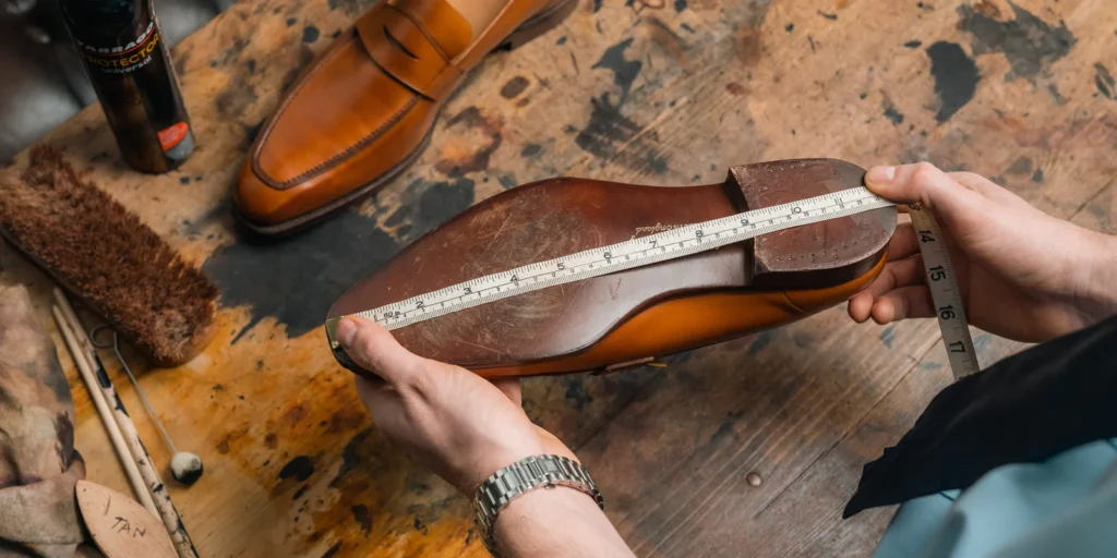 چرا انتخاب سایز دقیق کفش چرم اهمیت دارد؟