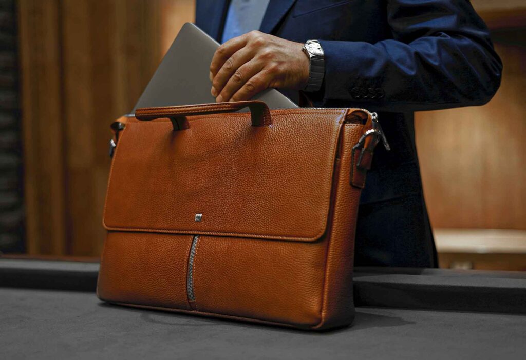 نکات کلیدی در انتخاب هدیه چرمی: راهنمای گام به گام برای یک خرید هوشمندانه