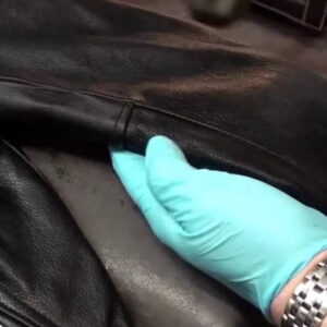 10روش‌ صحیح نگهداری کت چرم مردانه