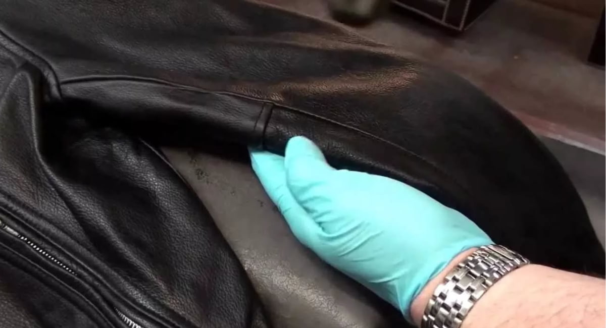 10روش‌ صحیح نگهداری کت چرم مردانه